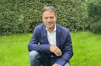 Marc Plomp werd aangesteld als algemeen directeur van DKAT, maar moest na zes weken al een verkooptraject opstarten.