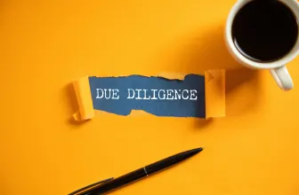 Due diligence is een cruciale stap bij het nemen van belangrijke zakelijke beslissingen, zoals fusies, overnames of investeringen.