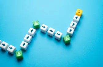 Slimme founders bouwen eerst onderhandelingsmacht op door tractie te creëren en zijn het meest selectief in timing, partners en voorwaarden.