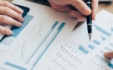 Wat zijn de voor- en nadelen van een aandelentransactie en een activa/passiva-transactie bij de koop of verkoop van een bedrijf?