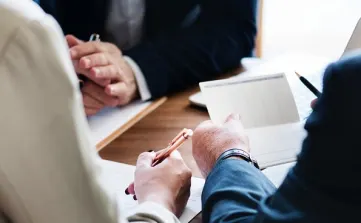 Bij een overname op basis van ‘cash and debt free’ wordt de prijs voor de aandelen bepaald door de netto schuldpositie hiervan af te trekken.