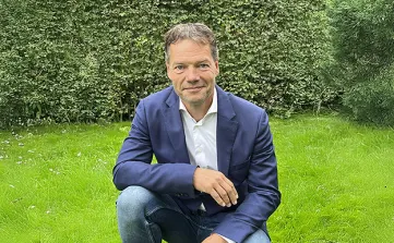 Marc Plomp werd aangesteld als algemeen directeur van DKAT, maar moest na zes weken al een verkooptraject opstarten.