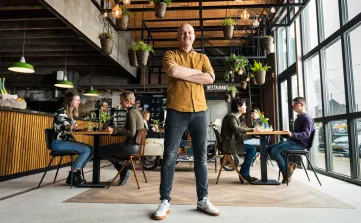 In 2022 verkocht oprichter Thijs Swinkels zijn keten Brownies&downieS aan Albron. ‘Ik blijf het vreemd vinden dat een deal zo lang moet duren.’