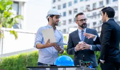 Opererend in de groothandel (consumentengoederen) of industrie (textiel- of kunststofverwerkend) met een regionaal, nationaal of internationaal marktgebied