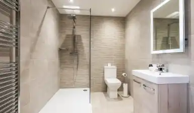 Detailhandel in badkamers, sanitair en tegels met een moderne showroom van 700 m2 ter overname aangeboden. Neem contact op via Brookz