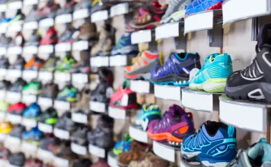 Sportspeciaalzaak met hardloop- en wandelschoenen, sportkleding en accessoires ter overname aangeboden. Neem contact op via Brookz
