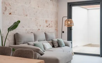 Het bedrijf is een internationaal onderscheidend merk in de wereld van (interieur-)accessoires en verkoopt haar originele en kleurrijke producten wereldwijd. De in huis ontwikkelde en geproduceerde collectie heeft zich de afgelopen 30 jaar ontwikkeld tot een breed en repeterend assortiment, dat volledig uit voorraad leverbaar is. De loyaliteit van de klanten is hoog en resulteert in een hoog percentage terugkerende klanten, zowel eindconsumenten als retailers. De verkoop van de collectie vindt plaats via de eigen website, online platforms, retailers, beurzen en distributeurs in verschillende landen.

Kansen en mogelijkheden
Er zijn nadrukkelijke B2B- en B2C-groeikansen in binnen- en buitenland en in product uitbreiding.&nbsp;Het bedrijf heeft een groot klantenbestand en een zeer groot aantal volgers op de social media kanalen. Met name de online omzet is sterk groeiende en kent bijzondere groeipotentie. Meerdere online platforms kunnen op eenvoudige wijze worden toegevoegd. Daarnaast heeft zij een solide samenwerkingsverband opgebouwd met (buitenlandse) leveranciers en fabrikanten.&nbsp;Kortom: een zeer gekend merk met een grote waardering van haar afnemers.