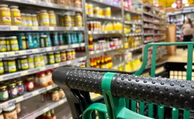 Versmarkt met internationale allure met supermarkt en slagerij. Neem contact op via Brookz.