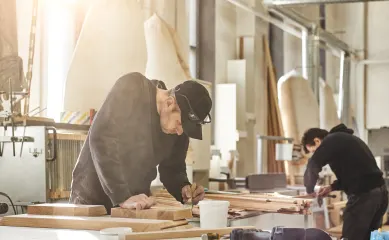 Meubelfabriek (hout) met webshop in Midden-Nederland, eigen productie, bewezen afzetkanalen en schaalbaar model. Neem contact op via Brookz.