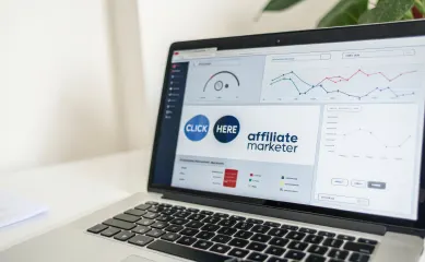 Affiliate website met geld-verdienen content, domeinpakket + WordPress site (NL). Neem contact op via Brookz.