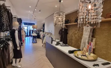 Damesmodespeciaalzaak op midden hoog niveau met aantrekkelijke locatie in historisch centrum.