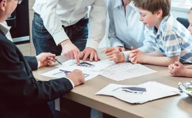 Ontwikkelaar van prefab dakopbouwen voor particulieren en corporaties, werkend volgens een regiemodel met inhuur op projectbasis en zonder vaste lasten.