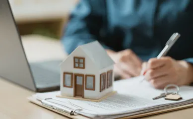 Makelaarskantoor voor woningen aan het water aangeboden op Brookz. Neem contact op voor meer informatie