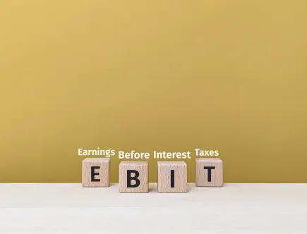 Het lijkt er soms op dat de lettertermen EBIT en EBITDA in het MKB vaak willekeurig worden gebruikt echter is er weldegelijk verschil. Lees verder op Brookz