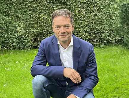 Marc Plomp werd aangesteld als algemeen directeur van DKAT, maar moest na zes weken al een verkooptraject opstarten.