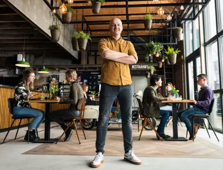 In 2022 verkocht oprichter Thijs Swinkels zijn keten Brownies&downieS aan Albron. ‘Ik blijf het vreemd vinden dat een deal zo lang moet duren.’
