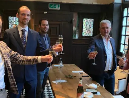 Om de groei van zijn andere bedrijf te financieren, besloot Jorn Docter om NederlandReview in de etalage te zetten op Brookz.