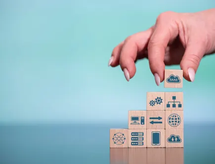 De waardering van SaaS-bedrijven heeft zich ontwikkeld van traditionele DCF en EBITDA-multiples tot meer geavanceerde maatstaven zoals MRR en ARR.