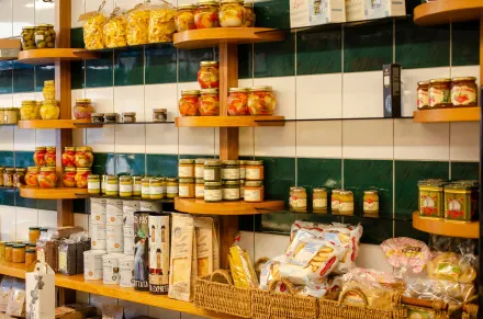 Mediterrane delicatessen/speciaalzaak, Speciaalzaak met breed assortiment Zuid-Europese producten en vaste klantenkring. Neem contact op via Brookz.