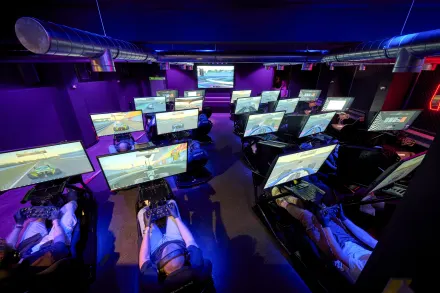 Startklaar (franchise)concept voor professionele F1 simrace ervaring, inclusief 20 professionele race simulatoren. Neem contact op via Brookz.