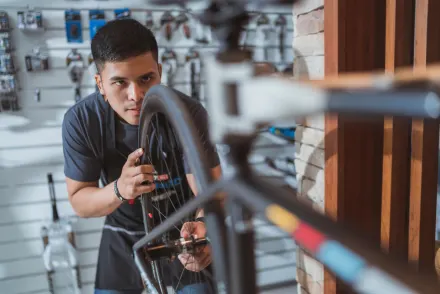 Instapklare Allround fietsenzaak, al 33 jaar een begrip in de omgeving, unieke marktpositie als enige fietsenwinkel. Neem contact op via Brookz.