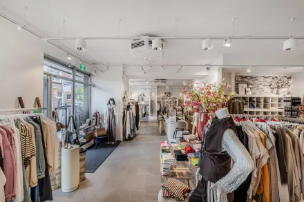 Damesboetiek met vaste, loyale klantenkring, Instapklaar, groeikansen in webshop. Neem contact op via Brookz.