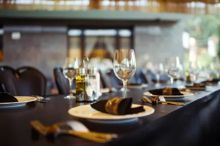 Hotel-, restaurant- & evenementenlocatie met eigen recreatievoorzieningen met overnachten en diner. Neem contact op via Brookz.
