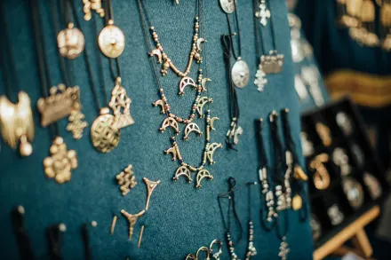 Webshop in zilveren en gouden sieraden met eigen ontwerpcollectie. Neem contact op via Brookz.