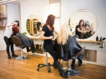 Kapsalon met vaste klantenkring die beschikt over een moderne en representatieve bedrijfsruimte van circa 125 m², met een ervaren team in vaste dienst en één stagiaire. Neem contact op via Brookz.