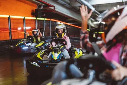 Indoor kartbaan voor groepen. Neem contact op via Brookz.