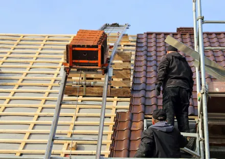 De onderneming is actief op het gebied van nieuwbouw, renovatie en onderhoud van daken. Neem contact op via Brookz