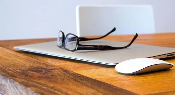 Bij bedrijfsovername hoort vaak het ondertekenen van een concurrentiebeding. Wat mag u wel en niet doen als verkoper? Lees verder op Brookz