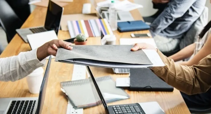 Het bedrijf verkopen aan het personeel is niet zonder risico. In dit artikel de belangrijkste valkuilen van deze bedrijfsverkoop voor u op een rij.