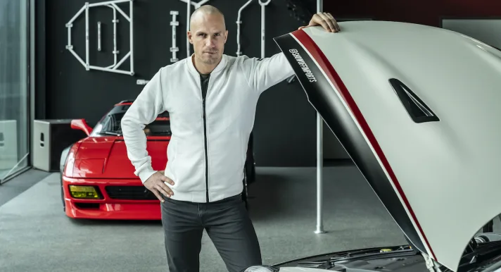 Na een geklapte deal moest Ronald Gosens weer met volle overgave aan zijn bedrijf Showoff Imports werken. 'Ik was mentaal al afscheid aan het nemen.'