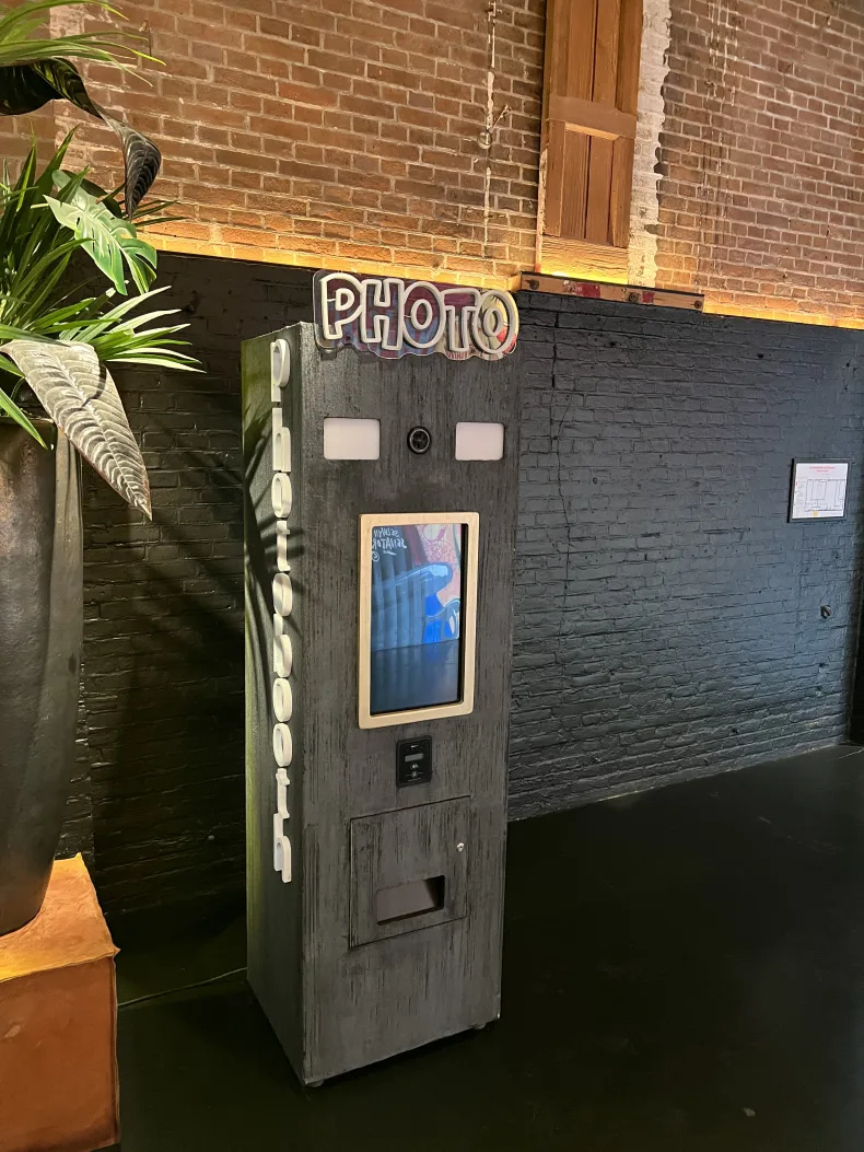 Photobooth inventaris te koop - 10 nieuwe fotohokjes/photobooths. Neem contact op via Brookz