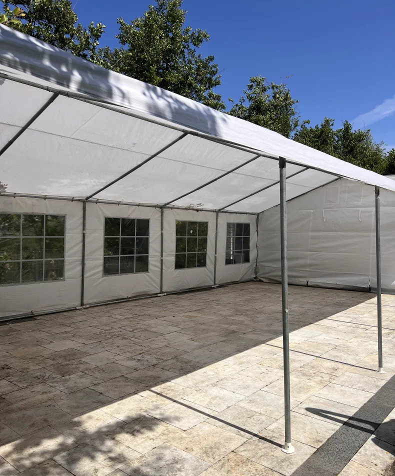 Verhuur van partytenten en feestmaterialen, Op- en afbouw. Neem contact op via Brookz.