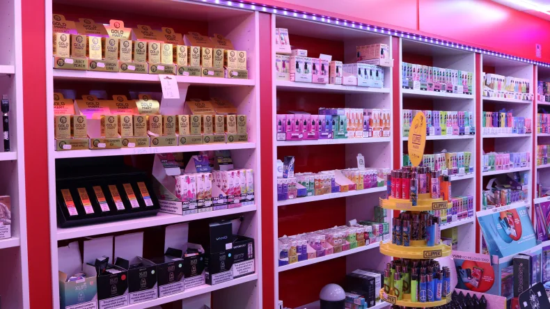 Tabaksspeciaalzaak met PostNL-punt in rookwaren, gifts, loterijen, sterke locatie. Neem contact op via Brookz.