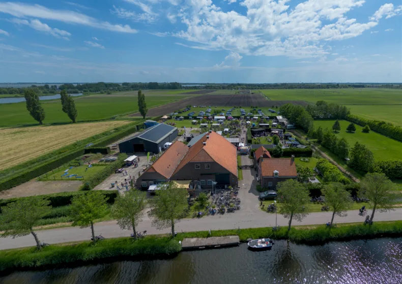 Recreatiebedrijf met €250K omzet, bijzonder ensemble (29.950 m2) . Neem contact op via Brookz.