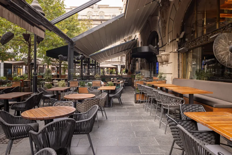 Op maat gemaakt terrasoplossingen met premium positionering in Nederland en België. Neem contact op via Brookz.