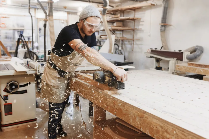 Timmerfabriek gespecialiseerd in maatwerk, gespecialiseerd in kozijnen, ramen en deuren. Neem contact op via Brookz.