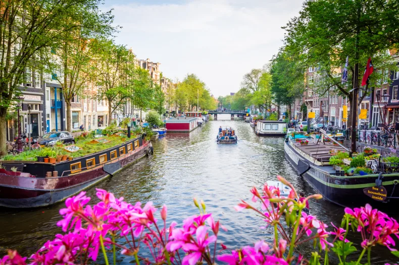 Instapklare Amsterdamse rederij met vergunning, winstgevend met toplocatie bij Centraal. Neem contact op via Brookz.