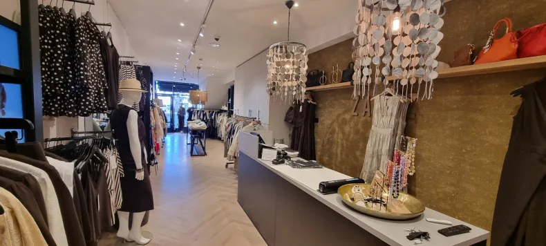 Damesmodespeciaalzaak op midden hoog niveau met aantrekkelijke locatie in historisch centrum.