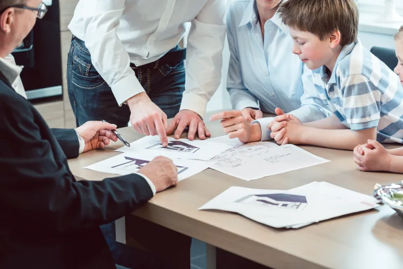 Ontwikkelaar van prefab dakopbouwen voor particulieren en corporaties, werkend volgens een regiemodel met inhuur op projectbasis en zonder vaste lasten.