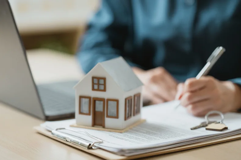 Makelaarskantoor voor woningen aan het water aangeboden op Brookz. Neem contact op voor meer informatie