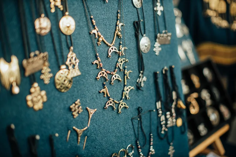 Webshop in zilveren en gouden sieraden met eigen ontwerpcollectie. Neem contact op via Brookz.