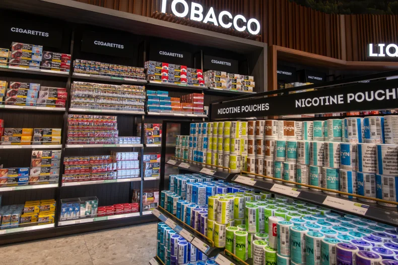 Tabaks- en kansspelwinkel in Zuid-Nederland naast supermarkt. Neem contact op via Brookz.