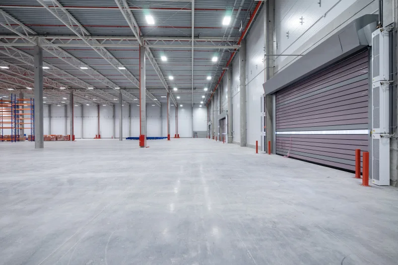 Hal te koop (1.890m2) op een perceel van 3.870m2 op bedrijventerrein in Breda. Neem contact op via Brookz.
