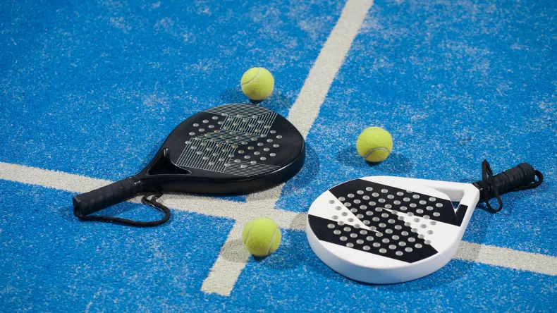 Sportveld-afdeksysteem voor tennis en padel ook geschikt voor grasvelden en speelplaatsen. Neem contact op via Brookz.
