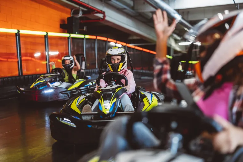 Indoor kartbaan voor groepen. Neem contact op via Brookz.