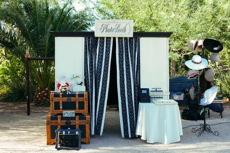 Photoboothverhuur met zes booths en een gevulde agenda. Neem contact op via Brookz.